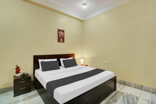 Postel nebo postele na pokoji v ubytování Super Hotel O Gorchuk Guwahati