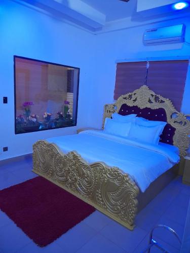 a bedroom with a bed and a fish tank at Luxury Palace 