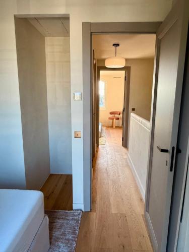Habitación con pasillo, cama y baño. en Dune sublime appartement 2 chambres, en Grimaud