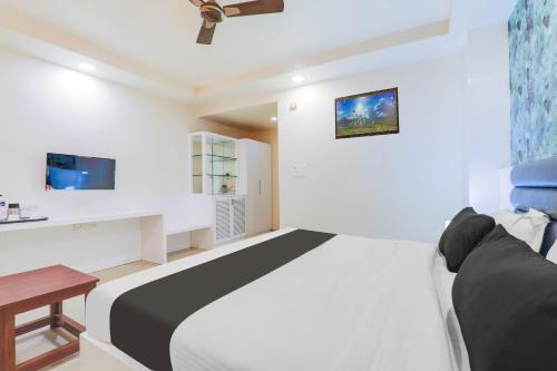 a bedroom with a bed and a ceiling fan at Super Collection O Civil Lines Near Old Bus Stand Formerly Imperial in Bareilly