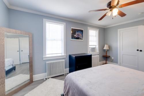 a bedroom with a bed and a ceiling fan at Gastropub On-Site Loudoun Wine Country Apartment in Hamilton