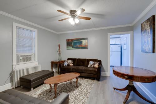 6 Mi to Historic Leesburg Apt with On-Site Diningにあるシーティングエリア