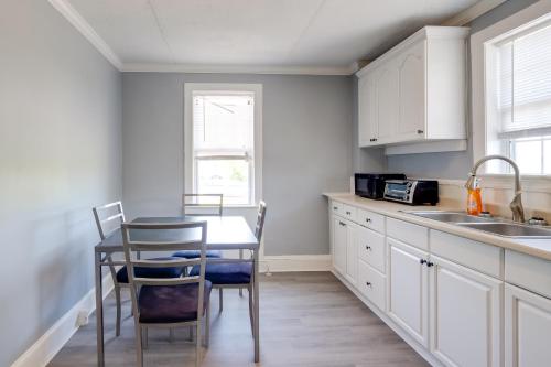 6 Mi to Historic Leesburg Apt with On-Site Diningにあるキッチンまたは簡易キッチン