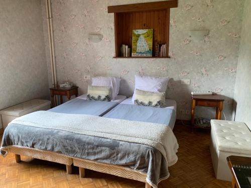 Un dormitorio con una cama con un edredón azul. en Dormez dans la chambre du meunier !, en Germolles-sur-Grosne