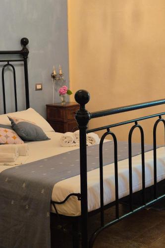 a bedroom with two beds and a table with flowers at Camera del Condottiero in Mercatello sul Metauro