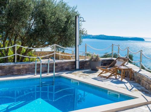 una piscina con vista al agua en Apartments Villa Capitano, en Mlini