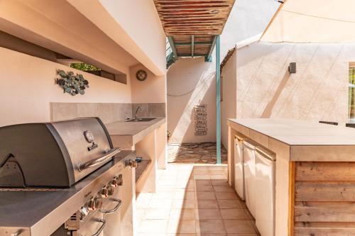 ポルト・ヴェッキオにあるVilla A signoriaのストーブと廊下のある屋外キッチン