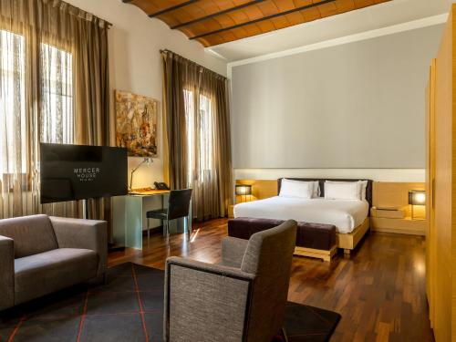 A television and/or entertainment centre at Mercer House Bòria BCN