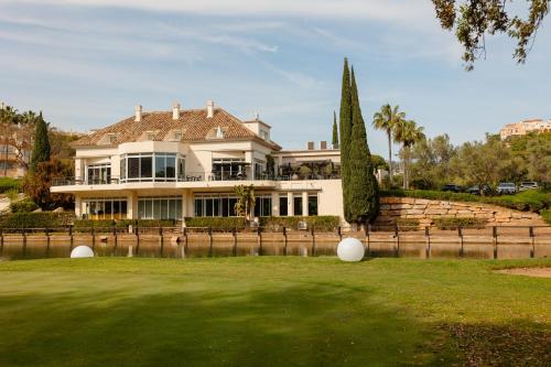 Apartment, close to beaches, restaurants and supermarkets, in urb. Marbella Park Beach, Elviria