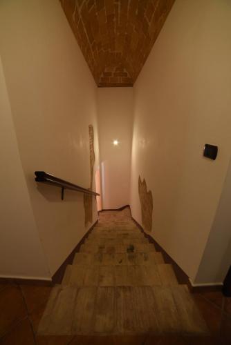 an empty hallway with a wooden floor and a shelf on the wall at Agriturismo " La Valle degli Ulivi" in Vacri