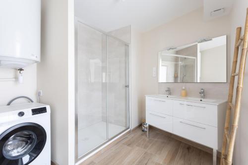 a bathroom with a shower and a washing machine at Orcines -Appt Lumineux & calme - Vulcania à 10 min in Orcines