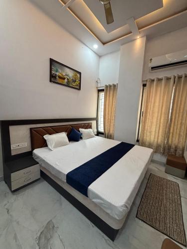 a bedroom with a large bed in a room at HOTEl SHREE ASHTVINAYAK GRAND in Mandlā