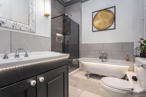 プレストウィックにあるSea Front Holiday & Corporate Let Accommodationの洗面台、浴槽、トイレを備えたバスルーム