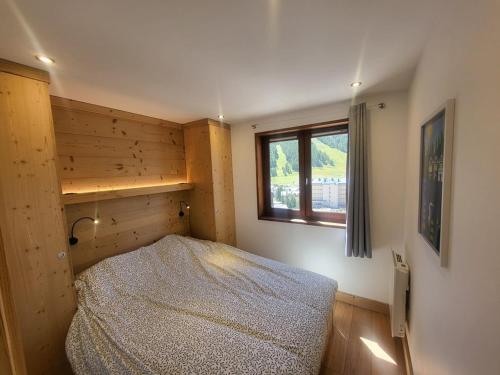 une petite chambre avec un lit et une fenêtre dans l'établissement Appartement moderne avec parking à Montgenèvre - FR-1-266-243, à Montgenèvre