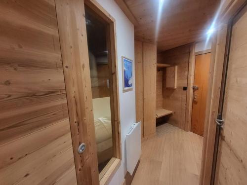 une petite pièce avec des murs en bois et une porte en bois dans l'établissement Appartement moderne avec parking à Montgenèvre - FR-1-266-243, à Montgenèvre