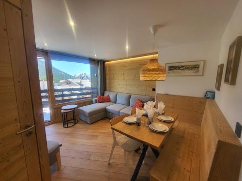 un salon avec une table et un canapé dans l'établissement Appartement moderne avec parking à Montgenèvre - FR-1-266-243, à Montgenèvre