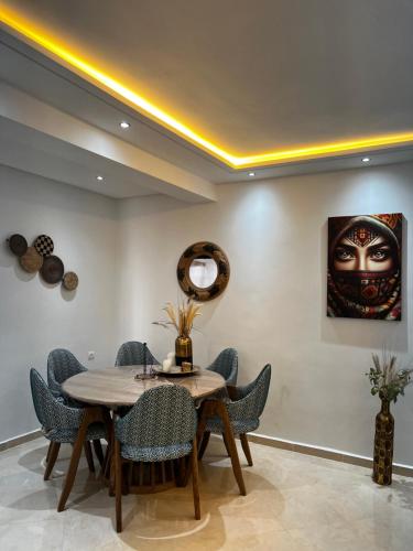 une salle à manger avec une table et des chaises dans l'établissement Stunning Modern Apartment in heart of Agadir for families, à Agadir
