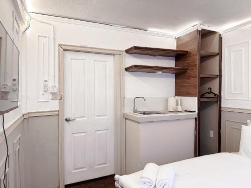 Η κουζίνα ή μικρή κουζίνα στο CASA Sukhumvit 11 BTS Nana คาซ่า สุขุมวิท 11 BTS นานา