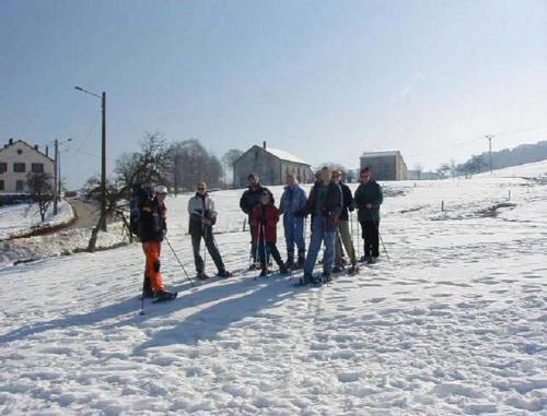 un groupe de personnes à skis dans la neige dans l'établissement Chalet Résidence La Combeauté, à Girmont-Val-d'Ajol