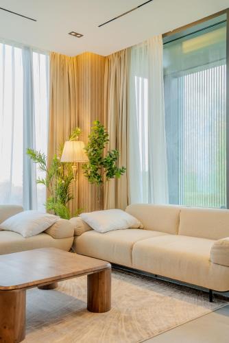 Posezení v ubytování 2BR Home - Aljada's Amazing Green Views - Sleeps 6
