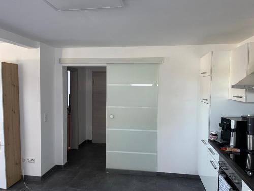 ヴォルフスブルクにあるWohnung in Fallerslebenの白いキャビネットとキッチンが備わる客室です。