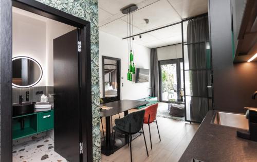 a kitchen and dining room with a table and chairs at Lifesteil Aparthotel in Umhausen