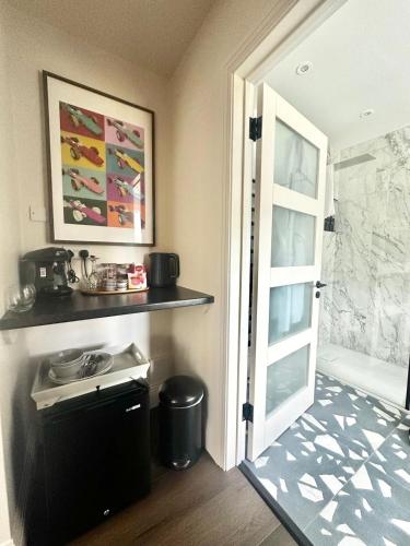 una cucina con porta che si apre su un bagno di Spring view a Storrington