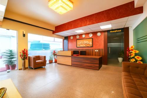 Una televisión o centro de entretenimiento en Hotel Grand Regency by JMD Group Near Delhi IGI Airport