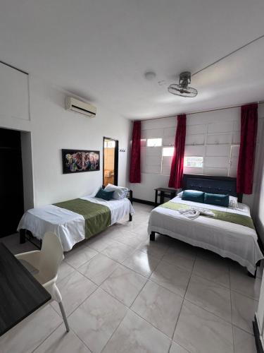 Una cama o camas en una habitación de Hotel Sion Real