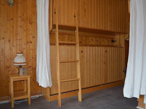 Cette chambre dispose de lits superposés et d'une échelle. dans l'établissement Studio 4 pers, Le Grand-Bornand, proche centre et pistes - FR-1-241-24, au Grand-Bornand