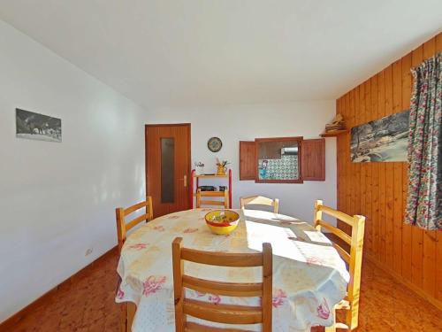 une table de salle à manger avec des chaises et un bol dessus dans l'établissement Studio cabine 4 pers. au pied des pistes avec balcon sud - Le Grand-Bornand - FR-1-241-123, au Grand-Bornand