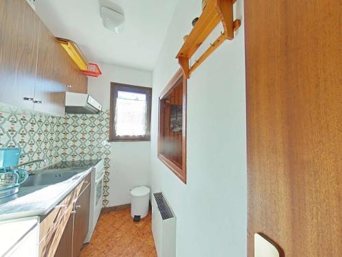 une cuisine avec un évier et un plan de travail dans l'établissement Studio cabine 4 pers. au pied des pistes avec balcon sud - Le Grand-Bornand - FR-1-241-123, au Grand-Bornand