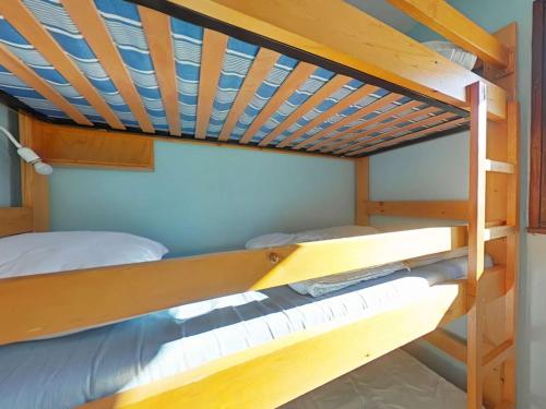 Ce lit superposé se trouve dans un dortoir doté de lits superposés en bois. dans l'établissement Studio cabine 4 pers. au pied des pistes avec balcon sud - Le Grand-Bornand - FR-1-241-123, au Grand-Bornand