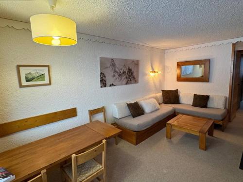 un salon avec un canapé et une table dans l'établissement Méribel Mottaret : Appart. Confortable 2 Ch, Balcon, Ski-In/Ski-Out - FR-1-355-50, à Méribel