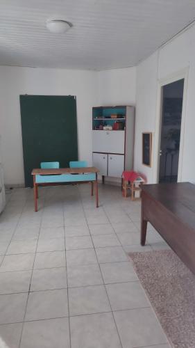 TV a/nebo společenská místnost v ubytování Maison de vacances