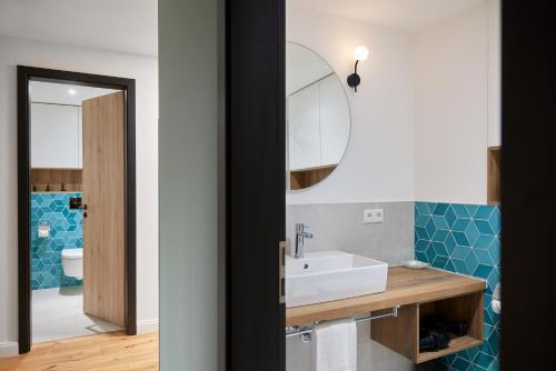 a bathroom with a sink and a mirror at Pidder-Lyng Apartment 11 in Böhl
