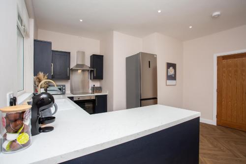 Dapur atau dapur kecil di Vacant Nests The Haughton Spacious Central