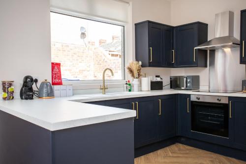 Dapur atau dapur kecil di Vacant Nests The Haughton Spacious Central