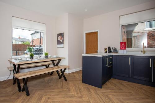 Dapur atau dapur kecil di Vacant Nests The Haughton Spacious Central