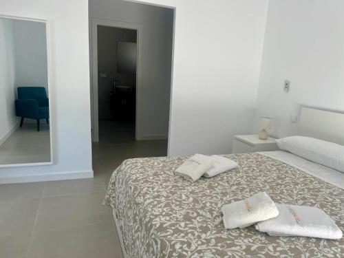 a bedroom with a bed with two towels on it at El Paraiso in Hozanejos