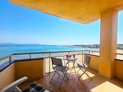 a balcony with a table and chairs and the ocean at Apartamento Celeste frente al mar in L'Escala