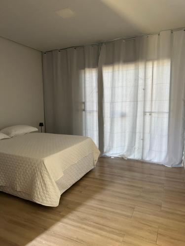 Ένα ή περισσότερα κρεβάτια σε δωμάτιο στο Suíte com Entrada Independente em mineiros