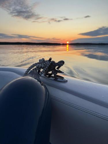 a toy on the edge of a boat at sunset at WOHLFÜHLBOOT Hausboot - Festlieger in der Marina Zaue am Schwielochsee - incl Stand Up Board in Schwielochsee