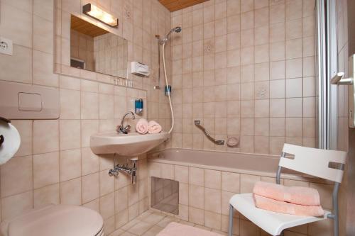 Kylpyhuone majoituspaikassa Apartments Weberhof