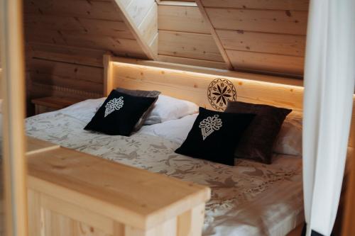 Ένα ή περισσότερα κρεβάτια σε δωμάτιο στο SPAcówka - mini SPA w Beskidach