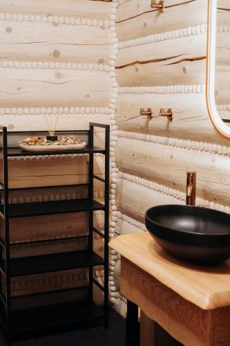 a bathroom with a black bowl on a wooden table at SPAcówka - mini SPA w Beskidach in Jaworzynka