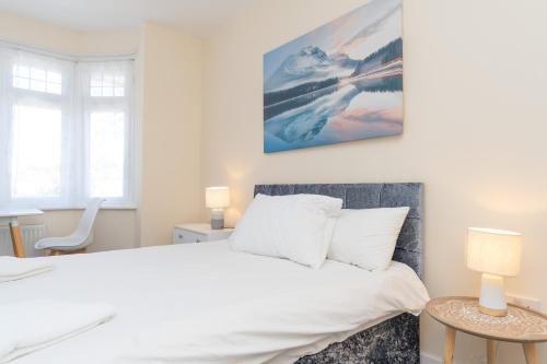 Katil atau katil-katil dalam bilik di Canterbury Family Home - 4BR 2Bath with Free Parking and Massive Garden up to 8PPL