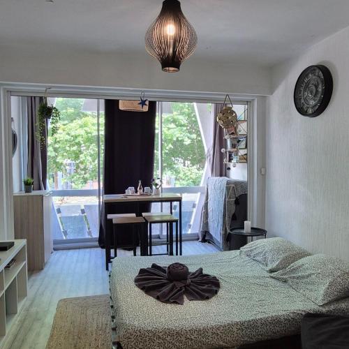 une chambre avec un lit avec un arc dessus dans l'établissement Joli studio dans résidence de 1er ligne à 2 min a pied des plages et commerces, à La Grande Motte