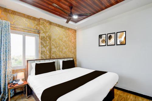 Postel nebo postele na pokoji v ubytování Hotel O Krishna Hotel