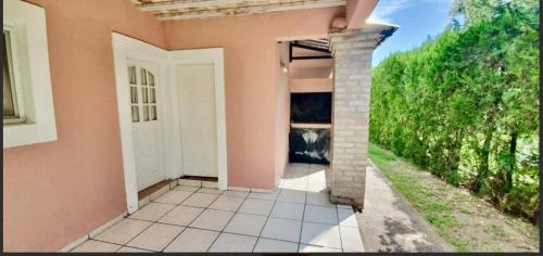 Una casa con una puerta abierta y un patio. en Casa en Solar Del Valle, en San Rafael